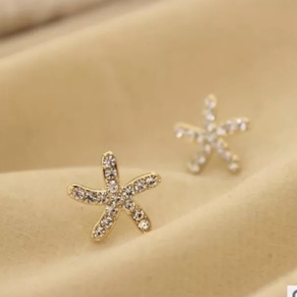 DAINTY Gold jewelry Pave Crystal Starfish Earrings - Picture 3 of 4